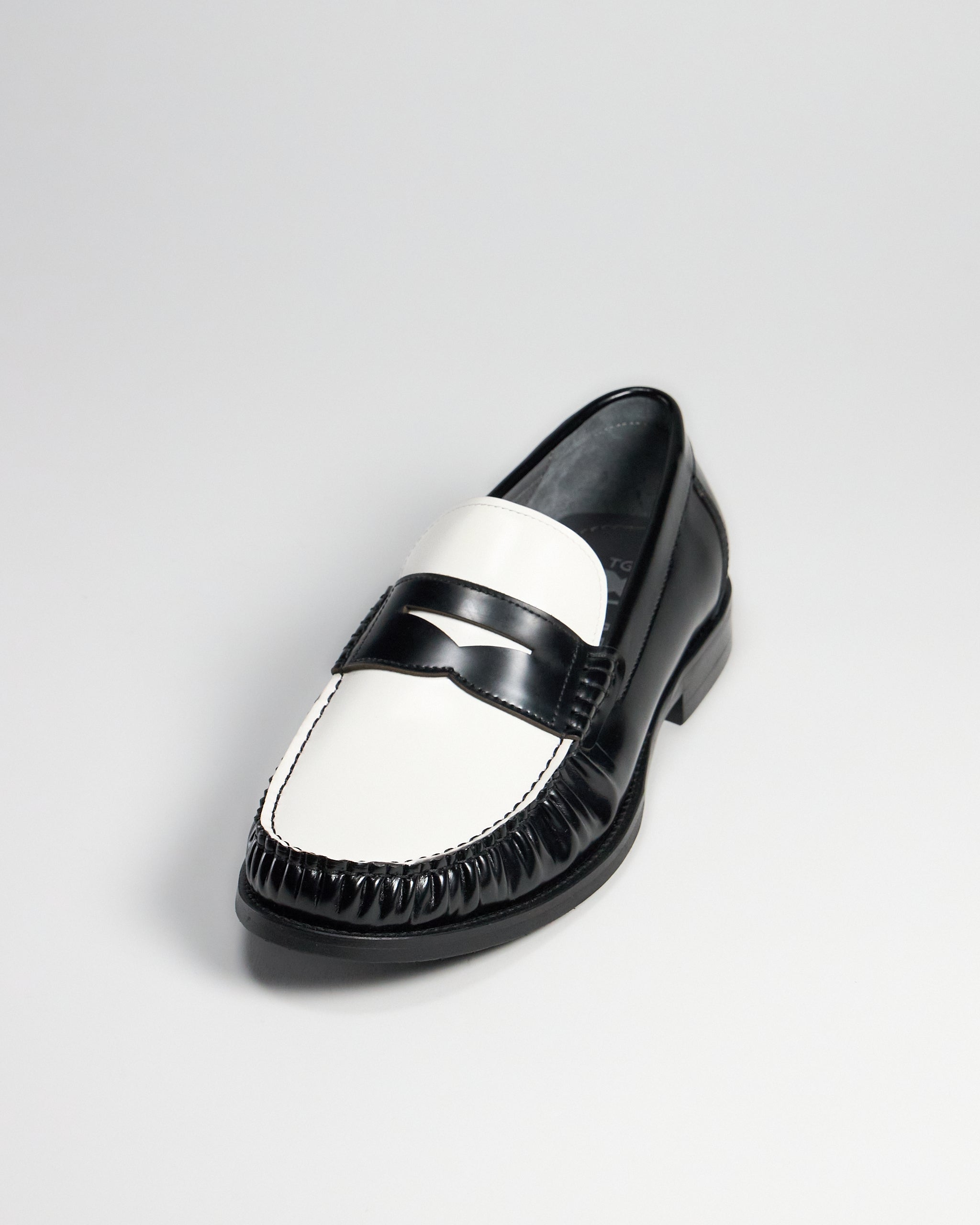 TGA xLAB 883 Loafer Black/White